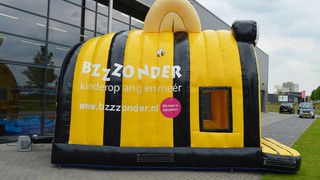 H Hüpfburg Bzzzonder 