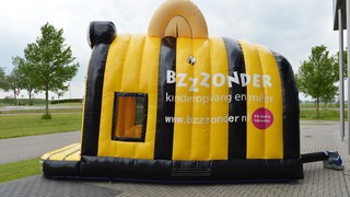 H Hüpfburg Bzzzonder 
