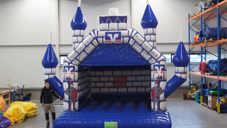 H Hüpfburg Ritterburg Volksbank 