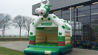 H Hüpfburg Kuh Raiffeisen Markt 