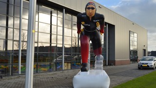 P Maskottchen Schlittschuhfahrer 