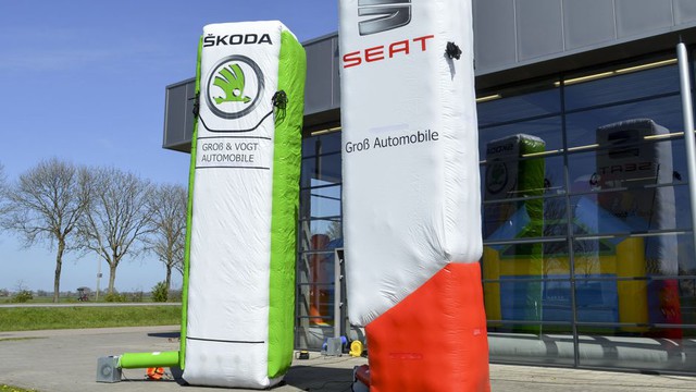 B Werbesäule Seat und Skoda 