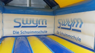 H Hüpfburg Swym 