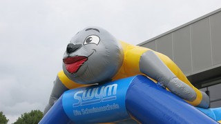 H Hüpfburg Swym 