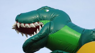 H Hüpfburg Dino 