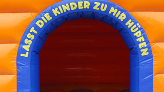 H Hüpfburg Kirche Himmelwaerts 