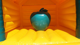 H Hüpfburg Apfel 