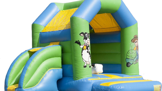 huepfburg midi bauernhof mit rutsche freigestellt