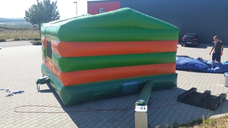 Hüpfburg Bällebad Dschungel hinten