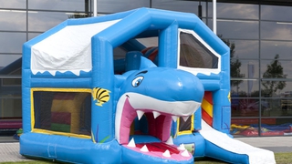 Hüpfburg Multiplay Hai mit Dach