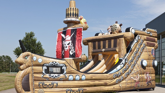 Riesenrutsche Piratenschiff