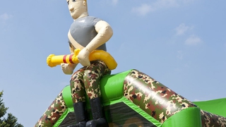  Hüpfburg Shooter Armee klein 