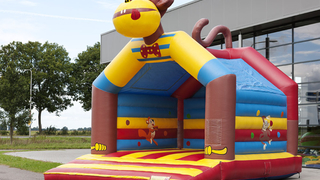 Hüpfburg Super Affe